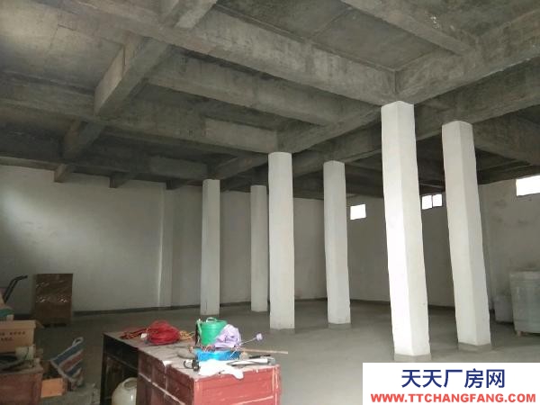 宜春市袁州机加工厂房 本厂房是水泥框架结构，内高5.2米。交通方便可进大挂车。