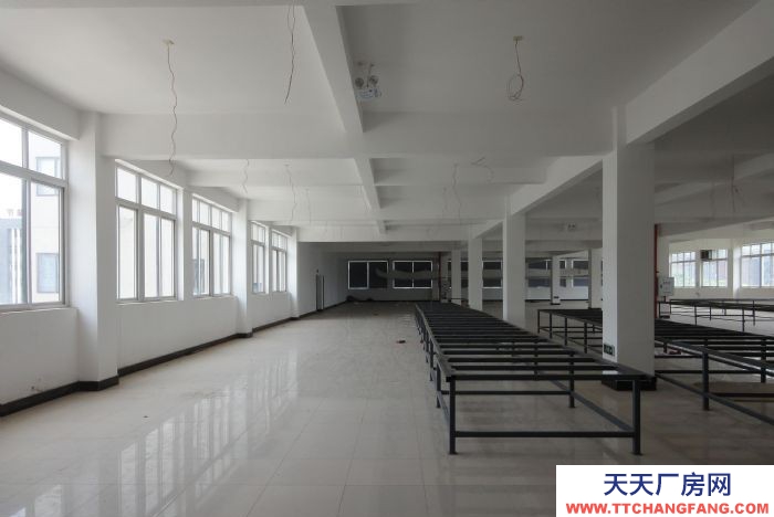 渝北回兴两港大道208号928平米现浇框架厂房出租