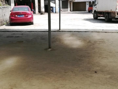 该场地位于金星社区红星组遵绥路旁，水电齐全，交通方便。图1