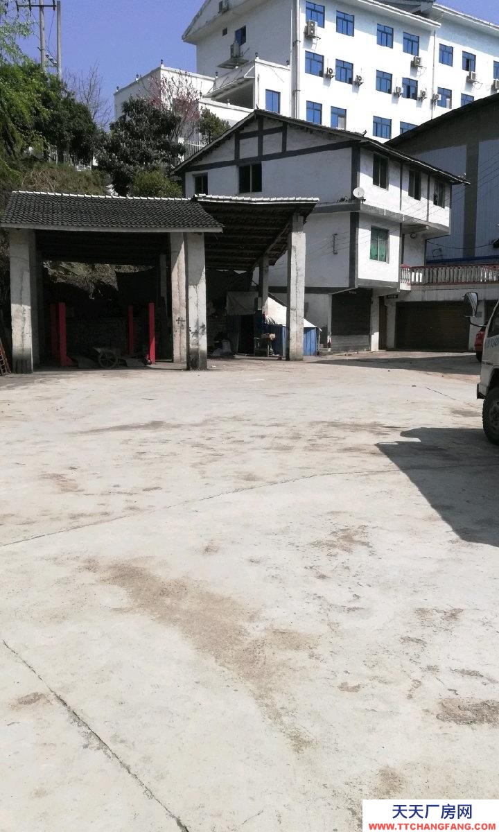 该场地位于金星社区红星组遵绥路旁，水电齐全，交通方便。