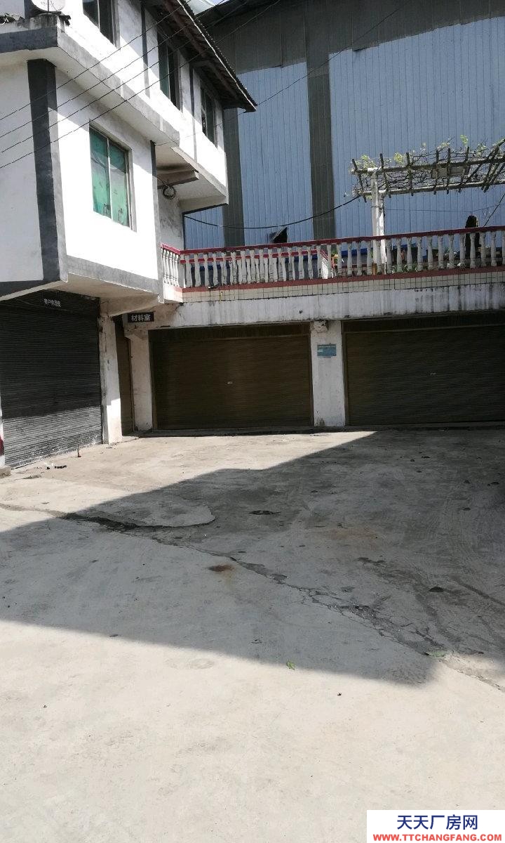 该场地位于金星社区红星组遵绥路旁，水电齐全，交通方便。