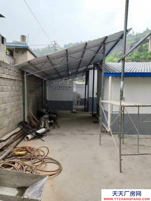 有10间住房约240平米，160平米库房。