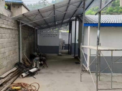 有10间住房约240平米，160平米库房。图1