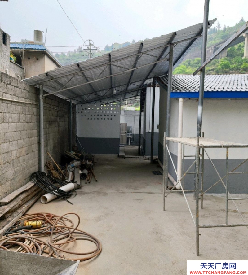 有10间住房约240平米，160平米库房。