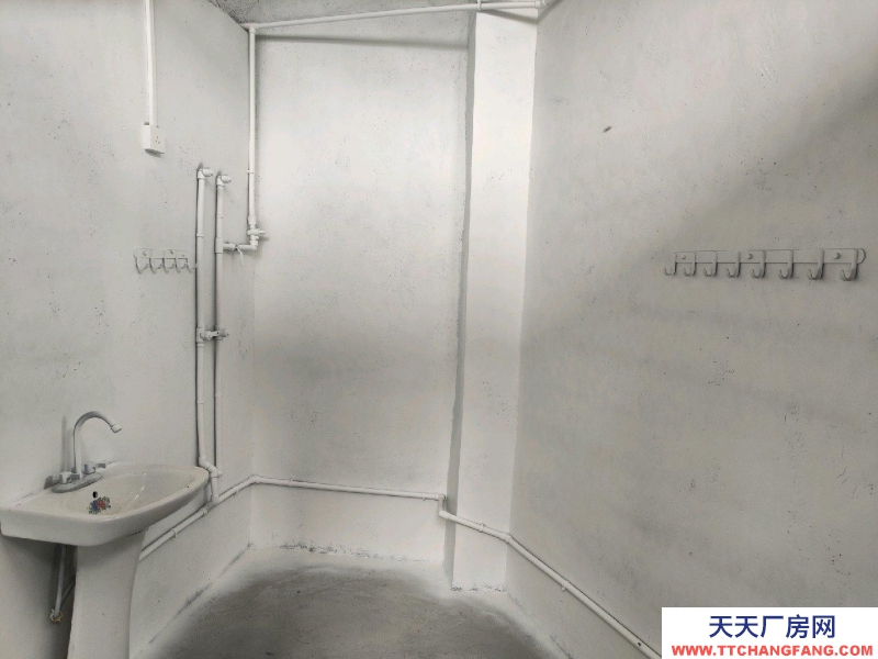 有10间住房约240平米，160平米库房。