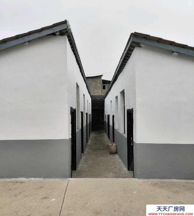 有10间住房约240平米，160平米库房。