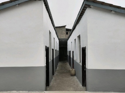 有10间住房约240平米，160平米库房。图6