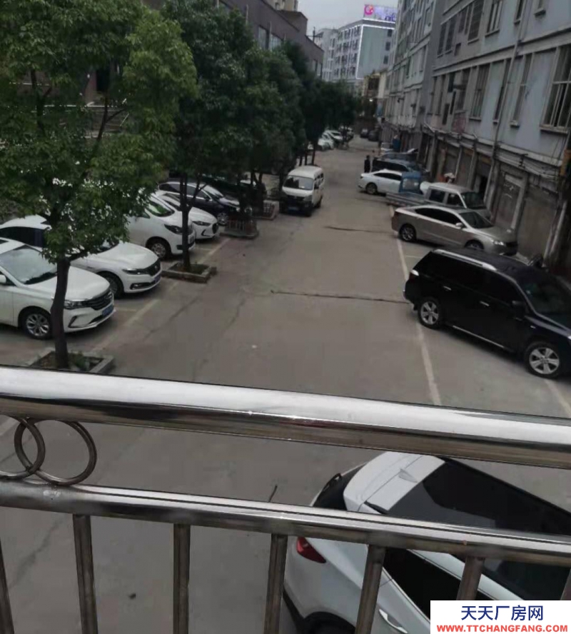 房源在负一楼，可做仓库，有停车场，距盘州大道100米左右