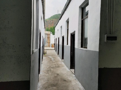 有10间住房约240平米，160平米库房图3