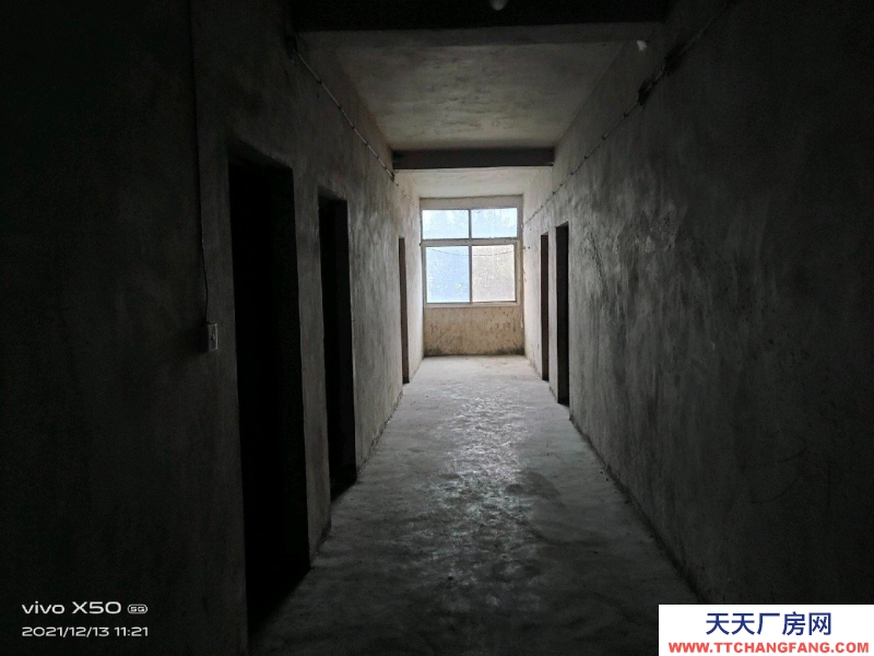 (出售) 个人房子，有土地使用证，建筑面积450平方米。
