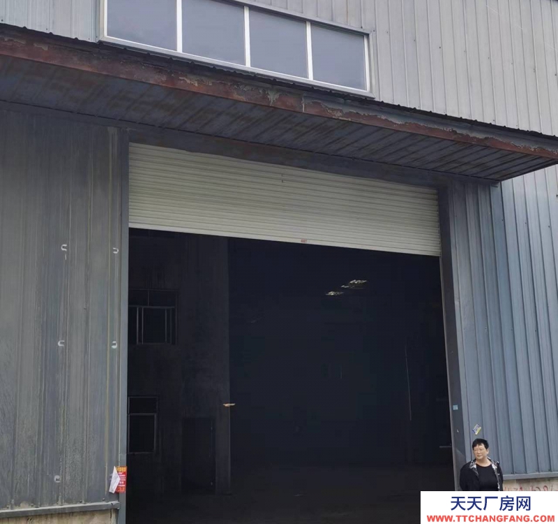 黔南龙里谷脚镇工业园大门口，交通便利，可使用行车，厂房使用方便