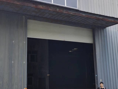 黔南龙里谷脚镇工业园大门口，交通便利，可使用行车，厂房使用方便