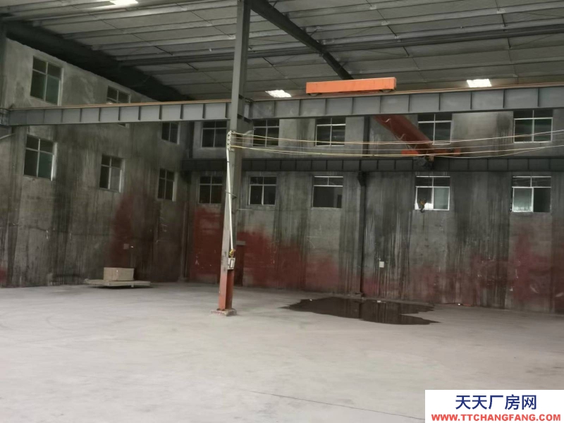 黔南龙里谷脚镇工业园大门口，交通便利，可使用行车，厂房使用方便