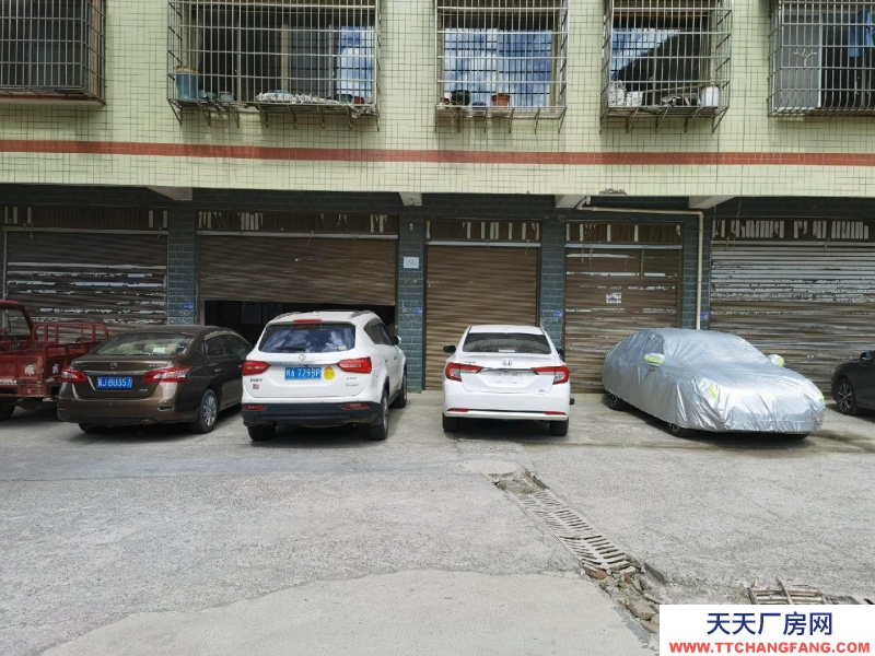 黔南龙里 交通方便，临近路口，停车方便
