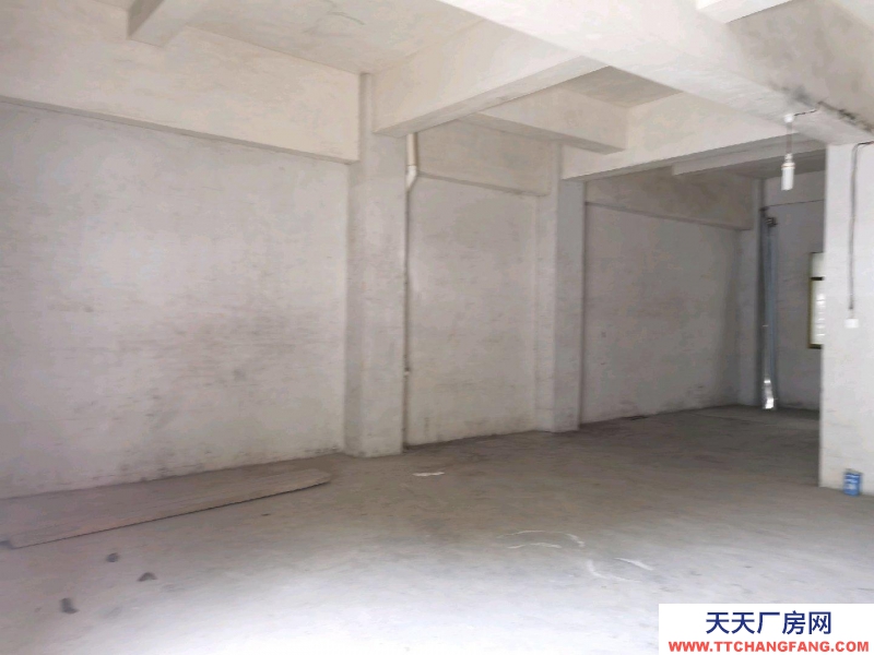 黔南龙里 交通方便，临近路口，停车方便