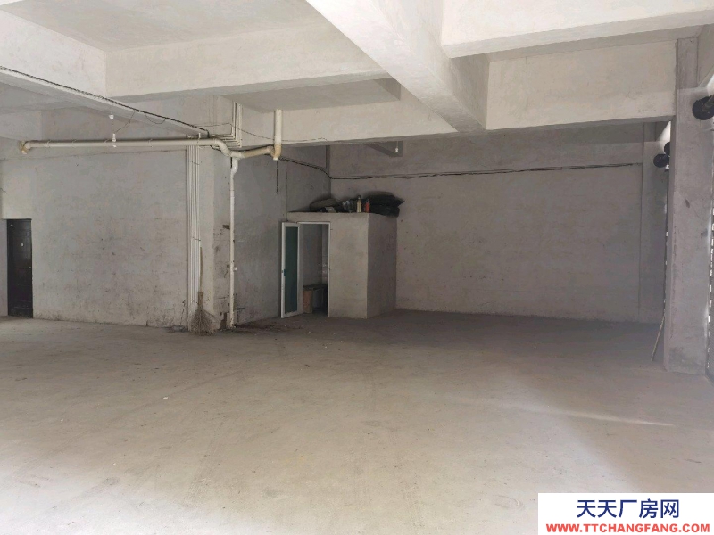 黔南龙里 交通方便，临近路口，停车方便