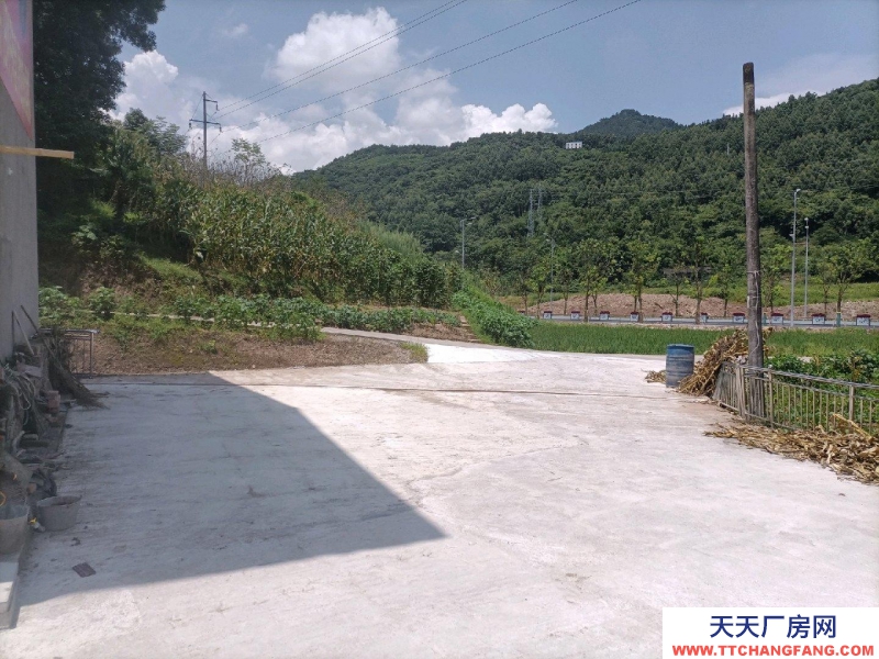 重庆垫江城区场地距离县城1.5公里内，