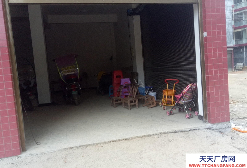 重庆秀山小区空间好，大车进出方便。
