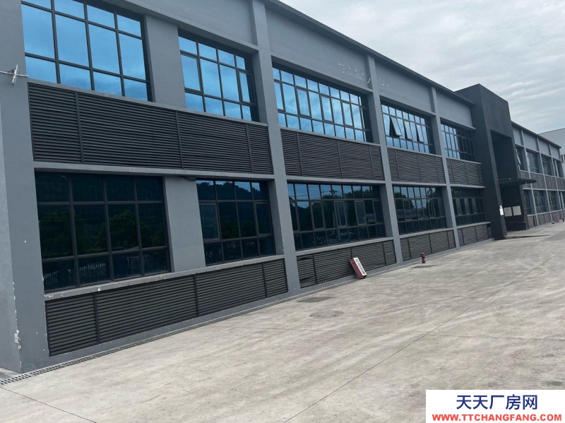 重庆万州高铁站1公里，层高13米。 有2层办公室带标准厂房。