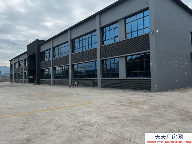 重庆万州高铁站1公里，层高13米。 有2层办公室带标准厂房。