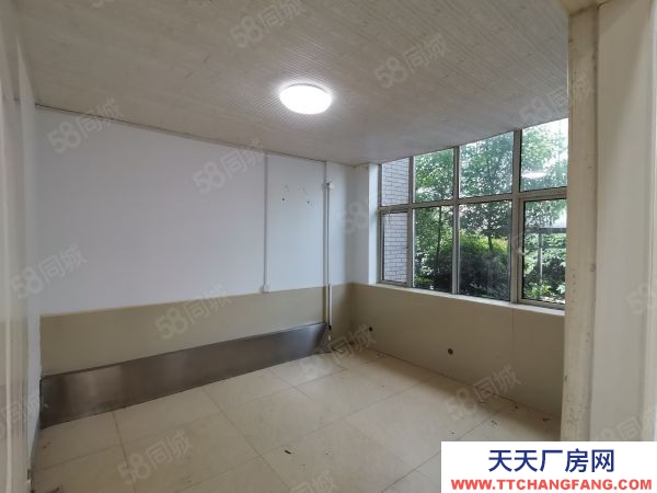 长沙市岳麓区芯城科技园旁1楼，仓库和厂房层高5.2米100多平可定制直租