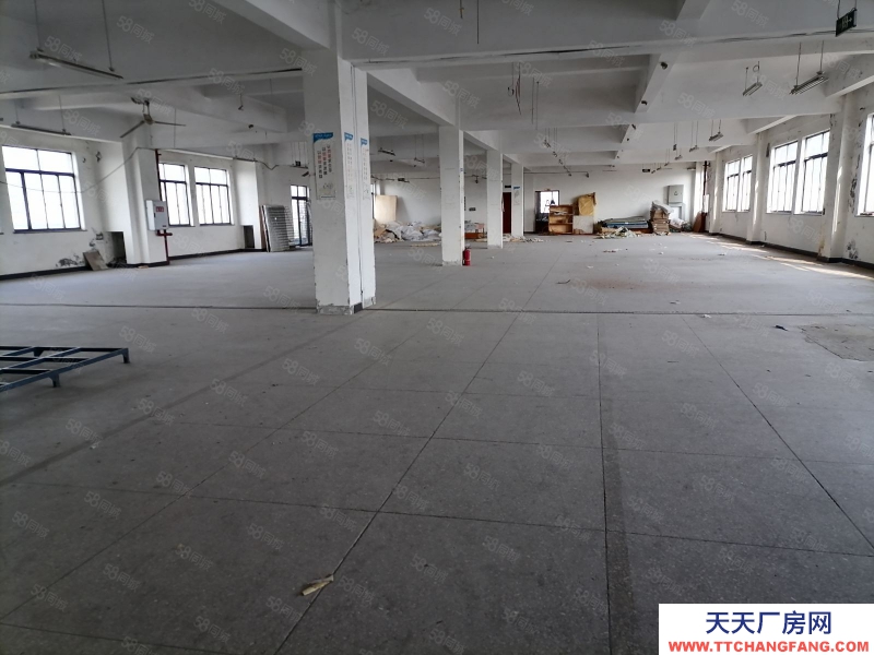 重庆巴南鱼洞金竹工业园900平三楼框架结构 货梯特别大6米长