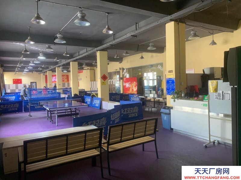 青岛市南靠学校市场 有停车场