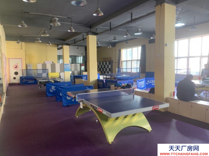 青岛市南靠学校市场 有停车场
