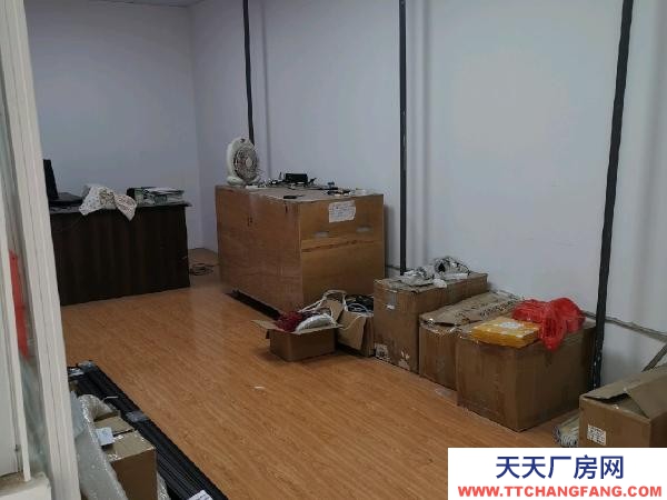 南京市雨花台区层高5.5米，搭有标准2层楼板，实际使用面积约200多平米。