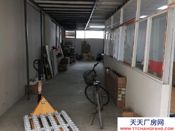 南京市雨花台区层高5.5米，搭有标准2层楼板，实际使用面积约200多平米。