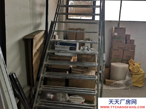 南京市雨花台区层高5.5米，搭有标准2层楼板，实际使用面积约200多平米。