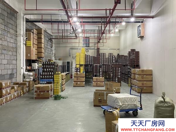 南京市建邺区双地铁双物流的电商园小仓库