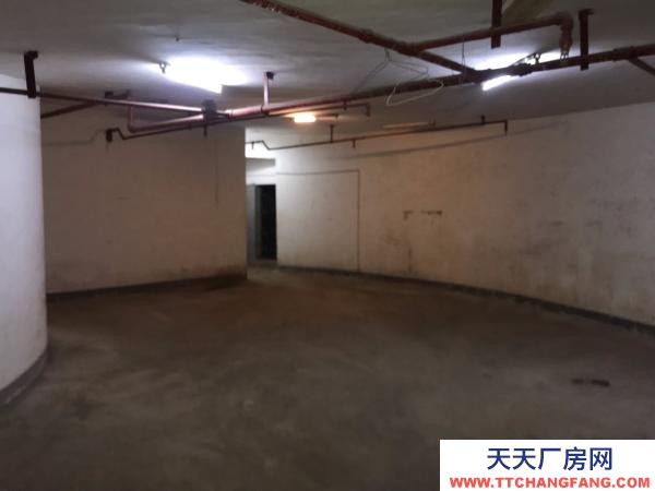 南京市玄武区新世界中心地下停车场仓库