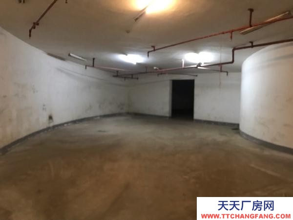 南京市玄武区新世界中心地下停车场仓库