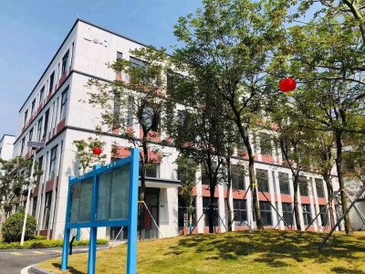 (出售) 深圳龙岗厂房!一二层50年红本国有，7米高可进大货车，花园式园区图2