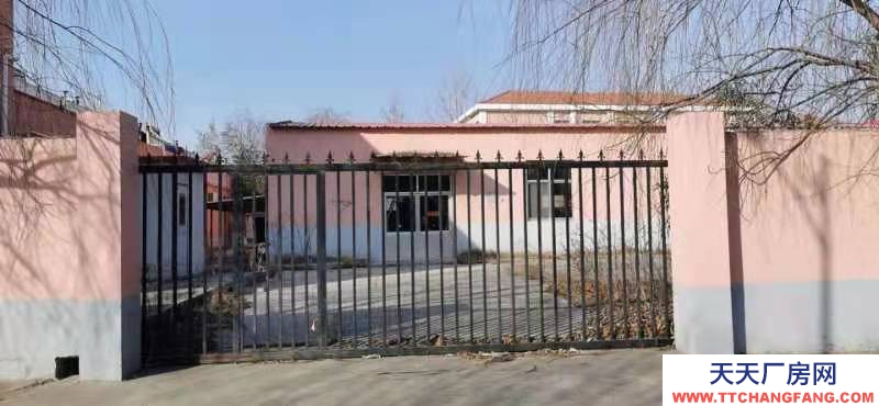 青岛平度云山中学东邻厂房加院子，水电齐全，交通便利。