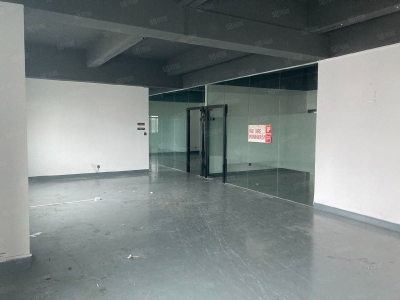 (出租) 东莞精装修950平带玻璃办公室隔间后面车间仓库适合电商仓储等图1
