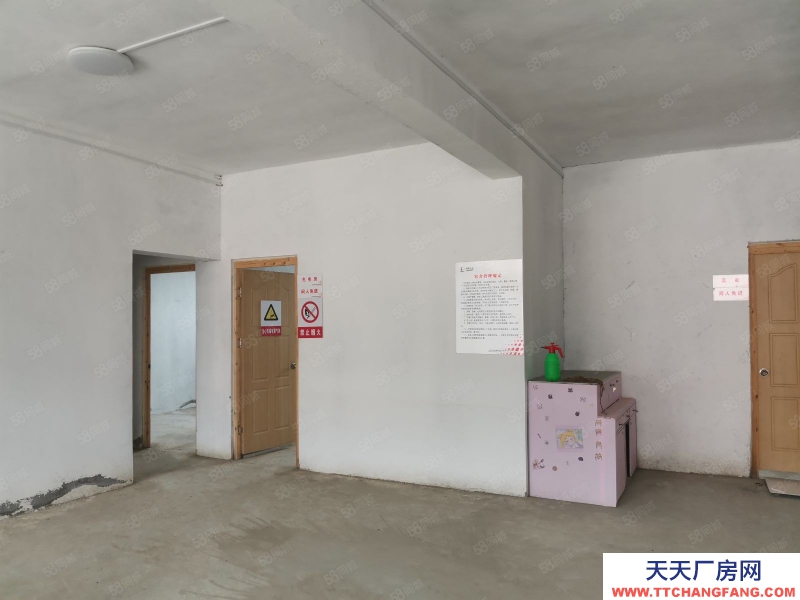 东营植物园附近大车库76平，年租金一万，适合当仓库用，。