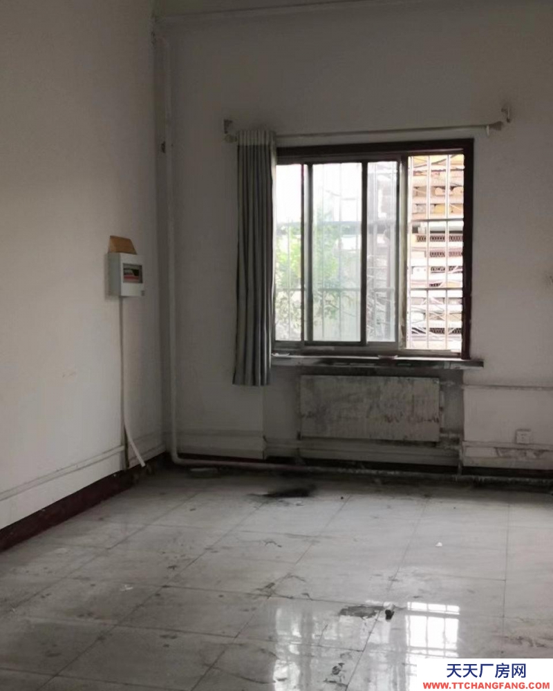 东营北一路嬉水公园路南院内，400平房库房带3间平房