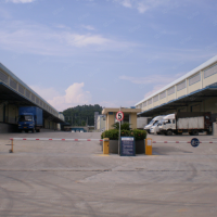 (出租) 广州黄埔萝岗区6500平标准仓，仓库运动场均可，交通便利，采光好