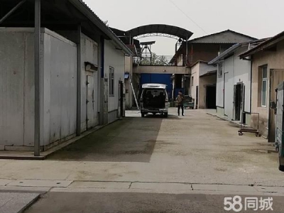 益阳市南县区厂房靠近沱江，能方便进出大货车。有上下2层仓库，带2套货梯。图1