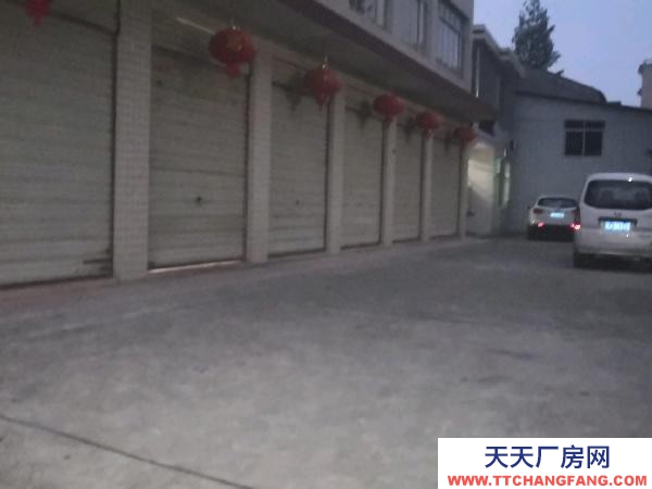 常德市鼎城区地理优越停车方便，楼上可居往，楼下可做仓库或厂房。