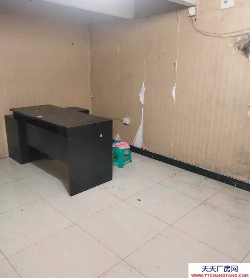 宁波象山(出租) 车库位于步行街天使咖啡后面、地税大楼后面，可作商铺