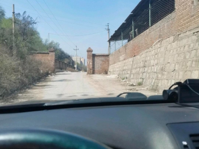 (出租) 市政处旁独立大院，临街主路，有水电，有办公室图1
