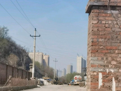 (出租) 市政处旁独立大院，临街主路，有水电，有办公室图4