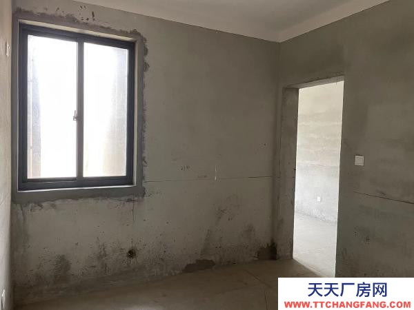 常州溧阳仓库出租，东门大统华对面，运输货物交通便利，道路宽敞。