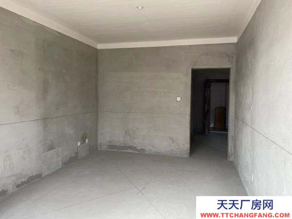 常州溧阳仓库出租，东门大统华对面，运输货物交通便利，道路宽敞。