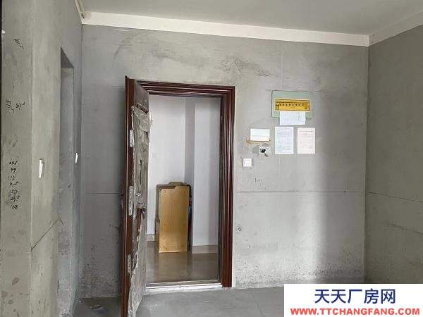 常州溧阳仓库出租，东门大统华对面，运输货物交通便利，道路宽敞。