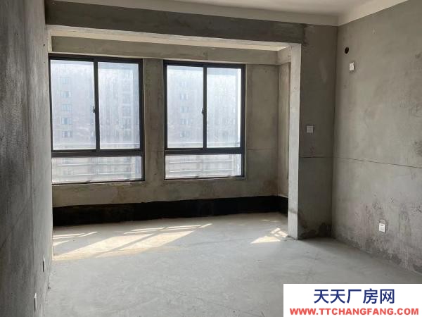 常州溧阳仓库出租，东门大统华对面，运输货物交通便利，道路宽敞。