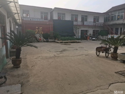济宁邹城房间多，院子大，靠大路边